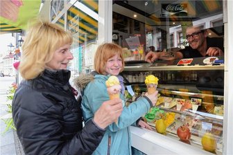 Frühlingserwachen auch in Mittelsachsen - Annegret Kügler und ihre Enkelin Lina holen sich beim Café Eismaik in Penig eine Leckerei.