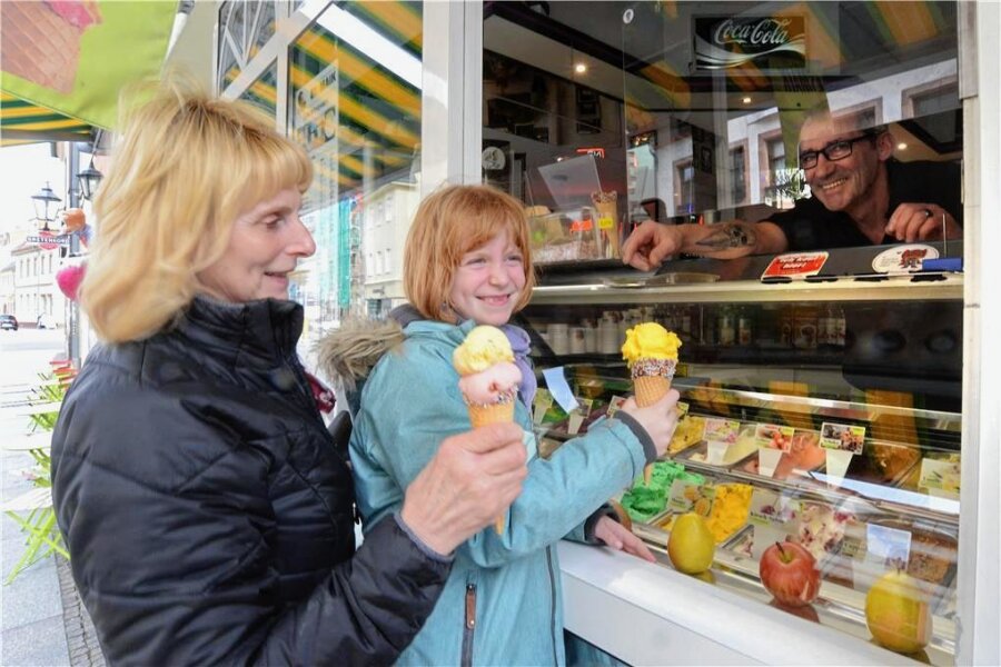 Frühlingserwachen auch in Mittelsachsen - Annegret Kügler und ihre Enkelin Lina holen sich beim Café Eismaik in Penig eine Leckerei. 