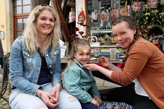 Frühlingserwachen im Erzgebirge: So schön ist Ostern zwischen Annaberg und Aue - Nicole Neubert (rechts) bot in Schwarzenberg Kinderschminken an: Kerrin Drummer war mit ihrer Tochter Ida unterwegs.