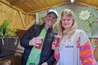 Frühlingserwachen in Augustusburg weckt auch Erinnerungen an Puhdys und Karat - Thomas Lantzsch und Jule Gebelein sorgten beim Frühlingsfest für Flower-Power-Stimmung und fruchtige Getränke.