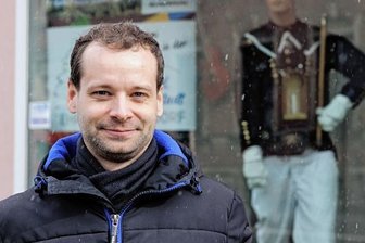 Frühlingserwachen in der Innenstadt - Matthias Haase vor seinem Quartier: der Bergstadt-Werkstatt an der Chemnitzer Straße.