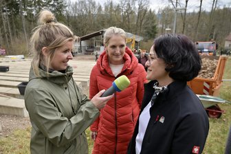 Frühlingserwachen in Kirchberg: Jetzt entscheiden die Zuschauer - Bürgermeisterin Dorothee Obst (l.) und Ortspatin Gesine Schöps (Mitte) im Interview mit Doreen Männel.