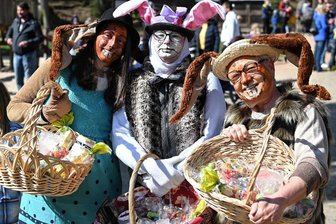 Frühlingserwachen in Penig: Ostergrillen lockt Besucher in den Naturpark Köbe - Gleich drei Osterhasen sorgten beim Ostergrillen 2022 in der Köbe für jede Menge Freude.