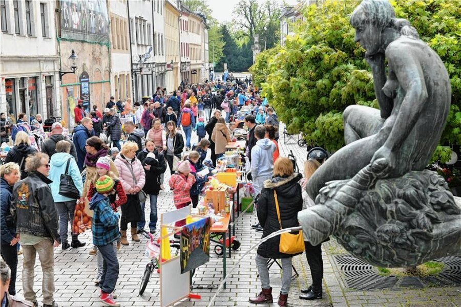 Frühlingsfest in Freiberg macht die Altstadt zur Flaniermeile - Mit seinen 74 Ständen war der Kinder-Koffer-Flohmarkt auf der Petersstraße am Sonntag ein Publikumsmagnet des Frühlingsfests in der Altstadt von Freiberg. 
