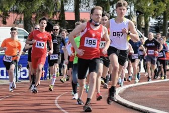 Frühlingsgefühle in Treuen - Kurzärmelig im März: Bei der 30. Treuener Stadtmeisterschaft im Straßenlauf sind über 200 Teilnehmer an den Start gegangen. Das Foto entstand kurz nach dem Start über 5 und 9,5 Kilometer. 
