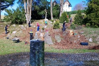 Frühlingskur für 90-jährigen Steingarten - Arbeitseinsatz im Steingarten Tannenbergsthal. 