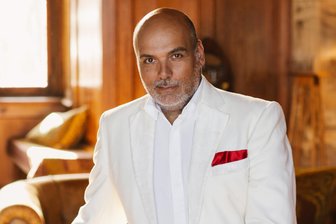 Frühlingsmelodien in Bad Elster: Jay Alexander gastiert im König-Albert-Theater -