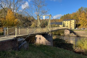 Frühlingsspaziergang bei Mittweida: Minister läuft mit - An der Hängebrücke über die Zschopau in Kockisch beginnt der Spaziergang.