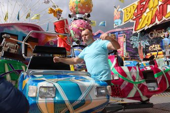 Frühlingsvolksfest in Zwickau: Countdown für „Fliegenden Teppich“ & Co. läuft - Marco Walz vom Zwickauer Schaustellerverband am Breakdance-Karussell, das ebenfalls wieder zu Gast ist.