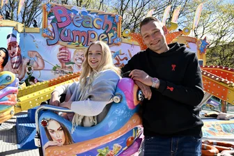 Frühlingsvolksfest in Zwickau lockt mit neuen Fahrgeschäften - Dana Hagemann und Carlo Lehrmann präsentieren eine neue Attraktion: den sogenannten Beach-Jumper.