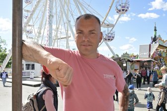 Frühlingsvolksfest in Zwickau verlängert: Veranstalter erklärt Entscheidung - Marco Walz, Vorstand des Zwickauer Schaustellerverbands, auf dem Zwickauer Frühlingsvolksfest.