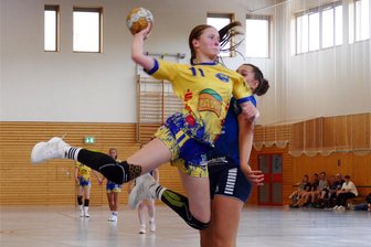 Frühstart im Sachsenpokal: Marienbergs Handballerinnen müssen zu einem Lokalrivalen - Leni Winkler und ihre Marienberger Teamkolleginnen sind im Pokal beim HV Chemnitz II gefordert.