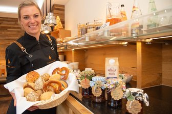 Frühstücken im Vogtland: Hier gibt es jetzt ein besonderes Angebot - Mitarbeiterin Dennis Pikulski ist für das Anrichten des regionalen Frühstücksbuffets im Tannenhaus in Schöneck verantwortlich. Es besteht zu 80 Prozent aus heimischen Produkten.
