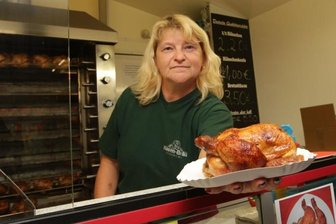 Frust am Grill-Imbiss in Plauen: Nachts kommen die Broiler-Diebe - Mit den Dieben würde sie ein Hühnchen rupfen: Renate Schmeling arbeitet erst seit wenigen Tagen am Imbiss auf dem Kaufland-Parkplatz in Haselbrunn. Ihr erster Arbeitstag begann mit einem Einbruch.