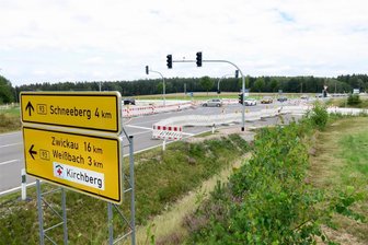 Frust an der Bundesstraße 93: Warum diese Baustelle bei Schneeberg nicht fertig wird - Die neue Ampel steht schon, abgeschlossen sind die Bauarbeiten an der Kreuzung von B 93 und Zubringer bei Schneeberg aber noch nicht.