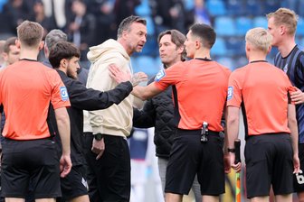 Frust bei Erzgebirge Aue über Skandal-Tor: „Das sehe ich von 80 Metern!“ - Aufregung nach dem Spiel um Schiedsrichter Timon Schulz und seine Assistenten. Trainer Christoph Dabrowski beschwert sich ob des umstrittenen Mannheimer Siegtreffers.