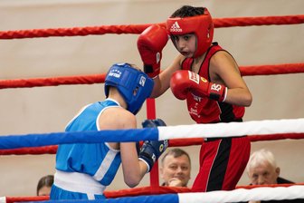 Frust beim Cheftrainer trotz viermal Gold für Boxer des KSSV Zwickau - Trainer Frank Hillmer (im Hintergrund rechts) sah Arham Soomro vom KSSV Zwickau (in rot) im Halbfinale gegen Maddox Wolf von der SG Neuwelt klar vorn. Das Kampfgericht entschied anders.