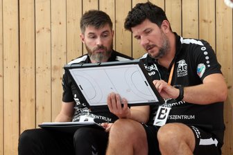 Frust beim HC Glauchau/Meerane nach Niederlage gegen HC Elbflorenz II: „Vielleicht sollten wir nur noch eine Halbzeit spielen“ - Co-Trainer Oliver Pflug (l.) und Chefcoach David Kylisek – hier bei einem Heimspiel – waren nach der Niederlage in Dresden auch etwas ratlos.