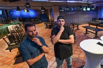 Frust im Brauclub Chemnitz: Wiedereröffnung abgesagt - Gastronom André Donath (links) und Clubchef Rico Rupf im Brauclub, der am Wochenende nun doch nicht wieder öffnet.