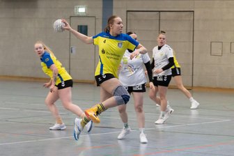 Frust im Erzgebirge: Annaberger Handballteams enttäuschen in eigener Halle - Antonia Hillig war mit vier Treffern einer der wenigen Lichtblicke bei der 13:33-Niederlage der HCAB-Frauen gegen Grüna.
