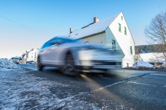 Frust im Erzgebirge: „Unding, dass wir eine kaputte Bundesstraße nicht in weniger als zehn Jahren sanieren können“ - „Bei uns braucht man bald einen Traktor, um durchzukommen“: Thalheim und Bürgermeister Nico Dittmann ringen seit Jahren um eine Sanierung der B 180.