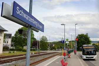 Frust nach Fahrplanänderung auf dem Bahnhof Schwarzenberg - doch warum werden Anschlüsse nicht bedacht? - Was tun, wenn der Zug ankommt, und der letzte Bus schon abgefahren ist?