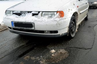 Frust nach Fahrt ins Schlagloch - Dieses Schlagloch wurde dem VW Polo von Yvonne E. zum Verhängnis: Die Felge muss gewechselt werden, die Radkappe verschwand im Schnee. Inzwischen ist das Loch weiter ausgebrochen und dadurch nicht mehr so scharfkantig, wie in der vergangenen Woche.