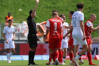 Frust und Schelte beim FSV Zwickau nach der Niederlage gegen Jena: „Der Schiri ist mit Karten fast Amok gelaufen“ - Die 55. Minute: Schiedsrichter Gerstenberg schickt Marc-Philipp Zimmermann in die Kabine.