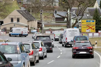 Frust und Stau durch gesperrte B94 im Göltzschtal: Warum zeigt die Ampel nicht länger Grün? - Zu kurze Grünphasen führen zu Stau an der Einmündung der Göltzschtalumgehung in Rodewisch.