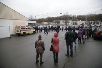 Frust vor der neuen Impfstelle in Chemnitz: "Wo ist denn hier das Ende der Schlange?" - Hunderte Frauen und Männer aller Altersgruppen wollten sich am Mittwoch in der neuen Impfstelle an der Wilhelm-Raabe-Straße immunisieren lassen. Nicht alle kamen tatsächlich dran.