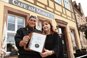 Frust wegen Baustopps auf der S 242 bei Mutzscheroda: „Viele unserer Gäste bleiben weg“ - Haben seit der Sperrung Umsatzeinbußen: Anja und Karsten Lammers vor ihrem Café am Markt. Sie sehnen ein baldiges Ende der Baustelle herbei.