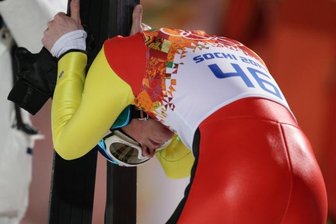 Frustrierter Freund schrammt erneut am Podest vorbei - Severin Freund versteckt das Gesicht hinter seinen Sprunglatten, nachdem er Rang "2" auf der Anzeigetafel aufleuchten sieht. 