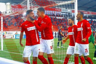 FSV auch ohne Torjäger König siegreich - So beglückwünschte Max Reinthaler (Zweiter von links) den Torschützen zum 2:0, Marco Schikora (links). Auch Dominic Baumann und Steffen Nkansah (rechts) kamen zum Gratulieren.