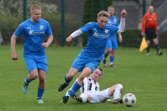FSV Ellefeld: Mit einem Kantersieg gehts Richtung Fußball-Vogtlandliga - Die Ellefelder Doppeltorschützen Niklas Knorr und Elias Liebold ziehen hier an Nords Lars Polster (am Boden) vorbei.