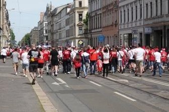 FSV-Fans feiern Klassenerhalt - Fanmarsch vom Neumarkt zum Stadion in Eckersbach.