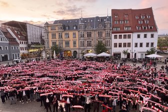 FSV-Fans singen vorm Rathaus: Warum der Zwickauer Hauptmarkt am Freitagabend zur Fankurve wird - Nachgeholte Meisterfeier: Rot-weiße Begeisterung am Freitagabend auf dem Hauptmarkt.