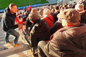 FSV-Fans spenden für Kita-Spielplatz - Alexander Moser vom Elternbeirat beim Spendensammeln in der GGZ-Arena.