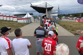 FSV-Fans stehen Schlange vor der GGZ-Arena - Beim Aktionstag des FSV Zwickau bildeten sich am Freitag lange Schlangen.