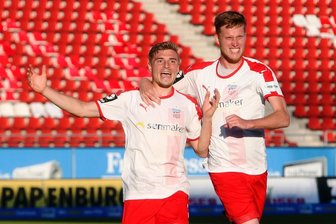FSV gewinnt Derby und zieht am CFC vorbei - Tor für Zwickau v.l.: Elias Huth (32, Zwickau) und Gerrit Wegkamp (9, Zwickau) jubeln nach dem 1:0.