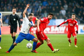 FSV kommt in Magdeburg zweimal zurück - Ronny König (Mitte) konnte sich selten gegen die Magdeburger Defensive um Christopher Handke (links) durchsetzen.