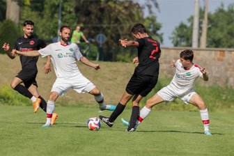 FSV Limbach-Oberfrohna fühlt sich benachteiligt - und scheitert mit Klage gegen seinen Abstieg aus der Fußball-Landesklasse - Im vergangenen Spieljahr standen sich der FSV Limbach-Oberfrohna (in Weiß) und der Meeraner SV in der Landesklasse West gegenüber. Kommende Saison sehen sich beide Teams in der Kreisoberliga wieder.