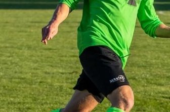 FSV muss trotz Überzahl zittern - Mit Mühe setzten sich die Zwönitzer (im Bild: Alex Drummer) gegen Lößnitz durch.