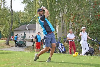 FSV-Profis golfen für den guten Zweck - FSV-Profi Nico Antonitsch beim Abschlag.