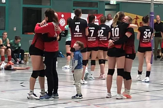 FSV Reichenbach legt den Volleyball nieder: Ein Abschied mit Gänsehaut – Die Wildcats sagen leise „Tschüss“ - Kurz nach der Verabschiedung von den Fans: Bei einigen Wildcats flossen sofort die Tränen.