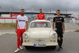 FSV sortiert gelbgrüne Trikots aus - Für die Präsentation der Trikots, die einige raffinierte Details genauso aufweisen wie den großen Zwickau-Schriftzug und den dezenten Aufdruck "Fußballsportverein", hat sich der Verein diesmal etwas besonderes ausgedacht.