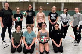 FSV stemmt sich gegen Verluste - Bereits in den ersten Wochen trainierten Leonie Eckardt (ganz links) und Helene Erhardt (ganz rechts) mit einer Handvoll Mädchen.