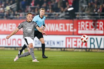 FSV versalzt Würzburg die Suppe - Feines Füßchen: Zwickaus Mittelfeldstratege Julius Reinhardt zieht zum 1:0 ab.