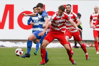 FSV zieht sich selbst den Stecker - Lion Lauberbach (rechts, im Zweikampf mit Thilo Leugers) hatte die große Chance, den Ausgleich zu erzielen. 