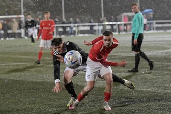 FSV Zwickau: A-Junioren wanken im munteren Stadtderby gegen Lok nur kurz - Bei leichtem Flockenwirbel und unter Flutlicht lieferten sich Etienne Treichel von Lok Zwickau (links) und Florian Hesse vom FSV Zwickau (rechts) mit ihren Teams am Sonntag ein bis zum Ende spannendes Spiel.
