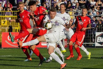 FSV Zwickau: Anstoßzeit und TV-Übertragung im Sachsenpokal-Finale gegen Erzgebirge Aue geplant - 10. Mai 2016: Aue bezwingt den FSV im Sachsenpokal-Finale mit 1:0. Steve Breitkreuz (2. v. l.) schießt, rechts daneben Marc-Philipp Zimmermann.